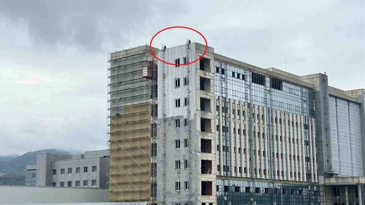 Samsun'da hastane inaatnda maa alamayan iiler atya ktlar