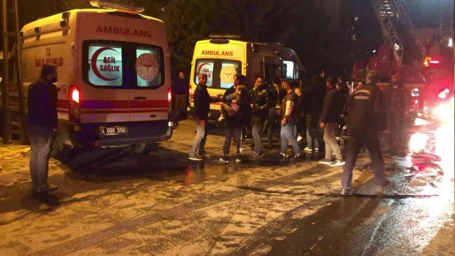Sancaktepe'de 7 katlı apartmanda yangın: Bir kişi hastaneye kaldırıldı