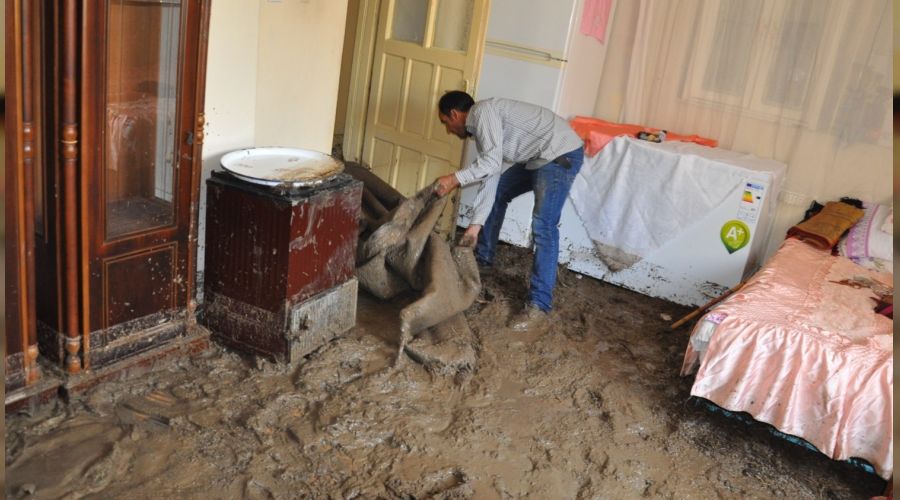 Sar�kam��'ta selden 33 ev, 7 ara� hasar g�rd�