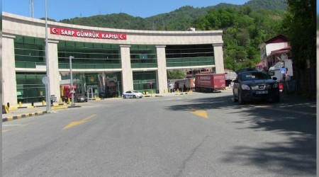 Sarp Gümrük Kapısı'nda geçişler ikiye katlandı
