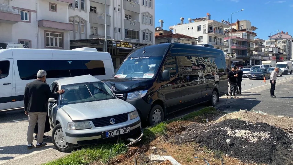 Serik'te tur minib�s� ile otomobil �arp��t�: 2 yaral�