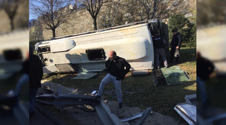 Servis arac� devrildi: 11 yaral� 