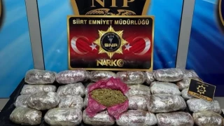 Siirt'te durdurulan araçta 13 kilo kubar esrar ele geçirildi