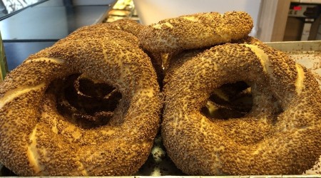Simit sokakta da pastane de aynı fiyatla satılıyor