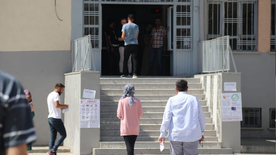 Sınava yetişmek için atlet gibi koştular