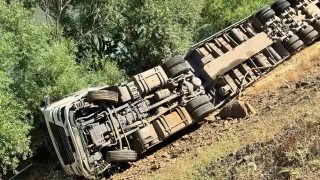 Şırnak'ta tır uçurumdan yuvarlandı: 1 yaralı