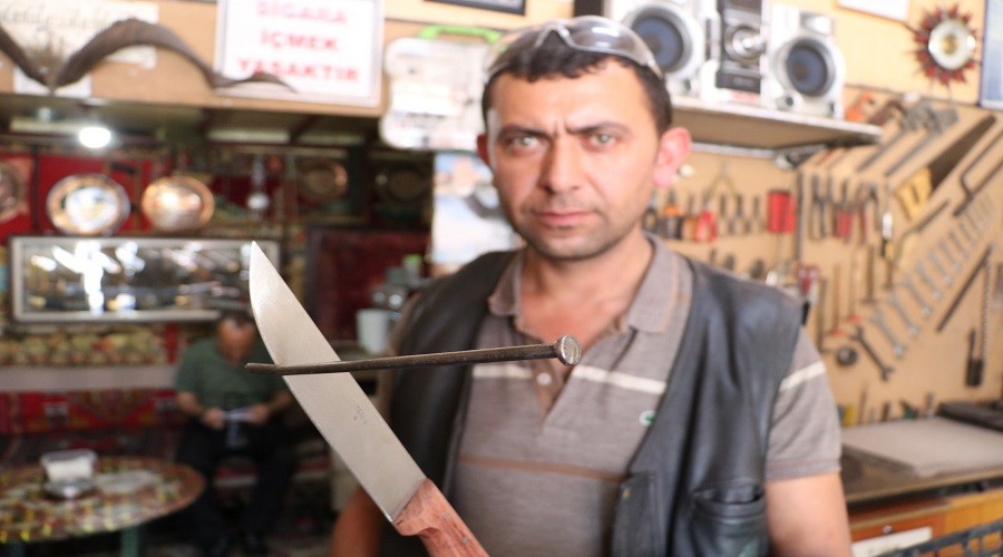 Sivaslı ustanın, 20’lik çivileri ortadan ikiye bölen bıçakları