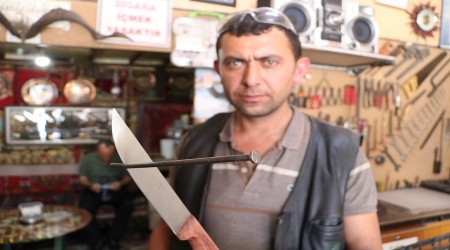 Sivaslı ustanın, 20’lik çivileri ortadan ikiye bölen bıçakları