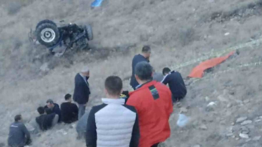 Sivas'ta 400 metrelik u�uruma yuvarlanan trakt�r�n s�r�c�s� �ld�