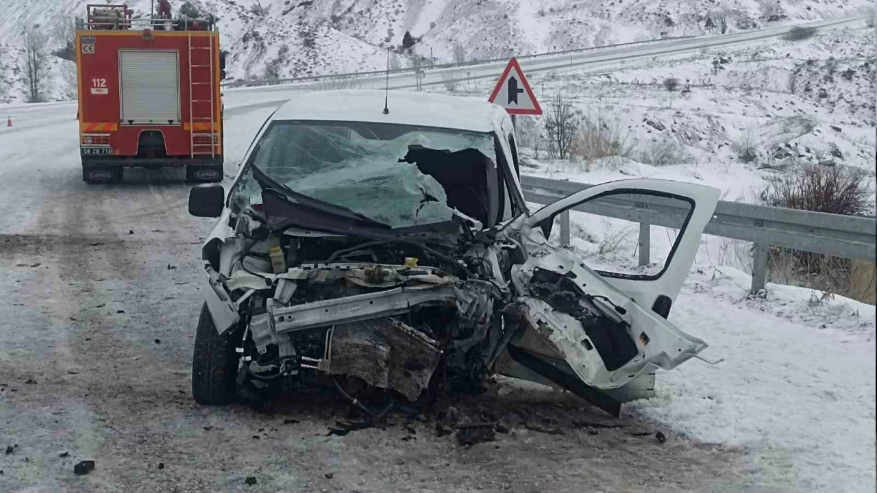 Sivas'ta minibüs ile otomobilin çarpıştı: 26 yaralı