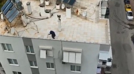 Sokağa çıkamayınca çatıya çıktı
