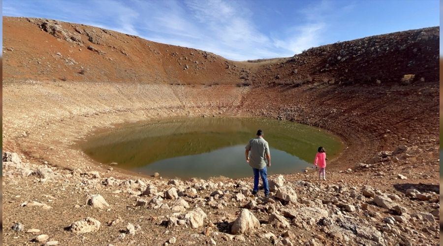 Sular çekildi, devasa bir obruk ortaya çıktı