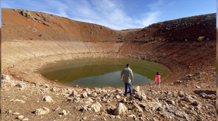 Sular çekildi, devasa bir obruk ortaya çıktı