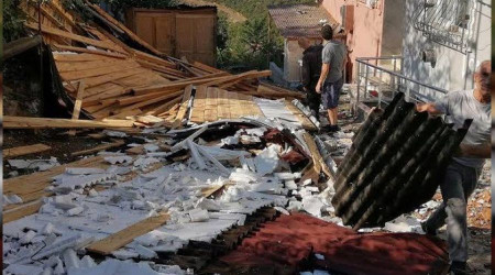 Sultangazi'de fırtınada 40 bina hasar gördü