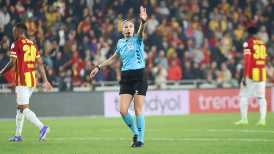 S�per Lig'de 22 y�l sonra kad�n hakem d�d�k �ald�