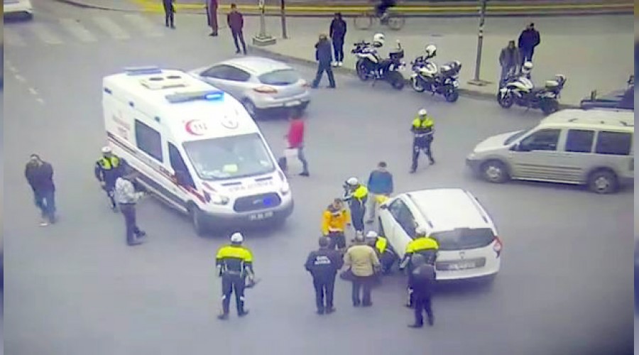 Sürücünün hayatını polis kurtardı