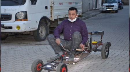 Tahtadan yaptığı arabayla dikkat çekiyor