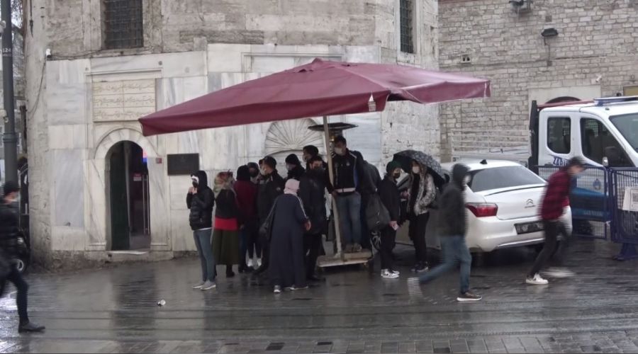 Taksim'de dolu ya���� zor anlar ya�att�