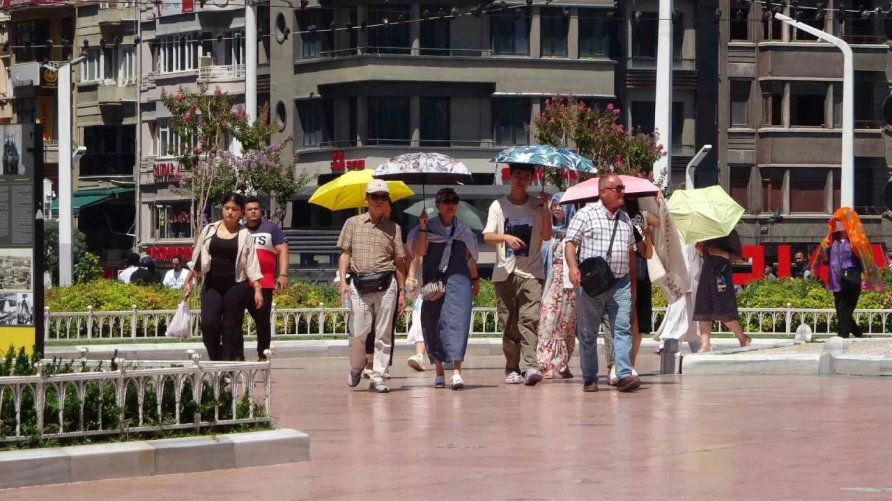 Taksim'de yerli ve yabancı turistlerin sıcak ile imtihanı