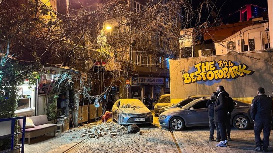 Tarihi binanın çatısı otomobilin üzerine düştü