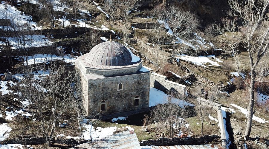 Tarihi cami su alyor