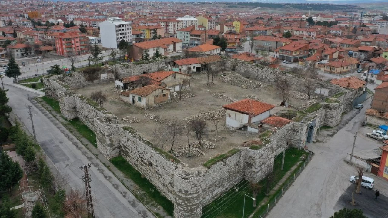 Tarihin kalbi ehrin ortasnda atyor: orum Kalesi