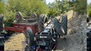 Tarla dönüşü traktör devrildi: 1'i ağır 6 yaralı