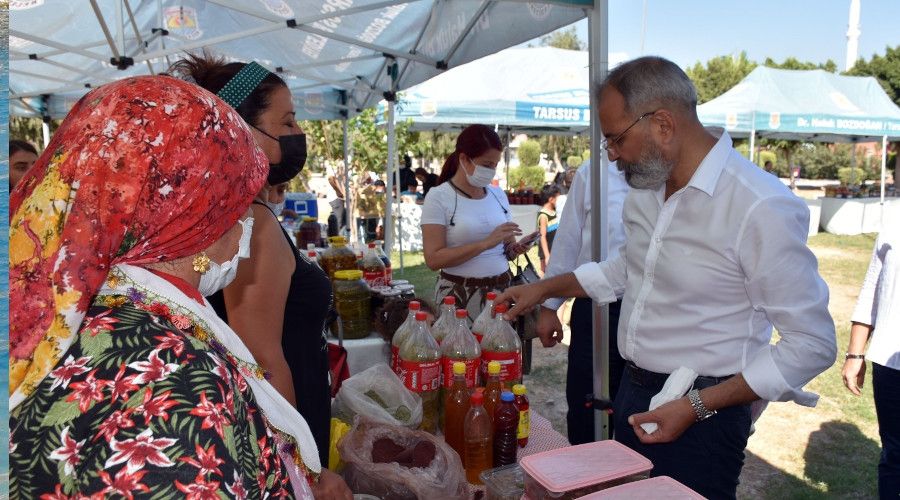 Tarsus'ta retici kadnlar, rnlerini ak hava pazarnda alclarla buluturdu