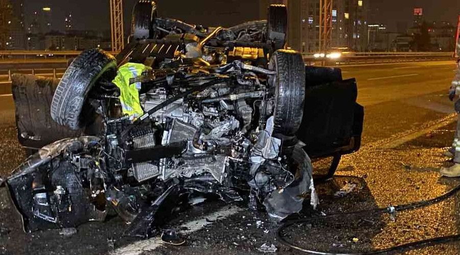 TEM Otoyolu'nda emniyet şeridindeki servis aracına çarpan cip takla attı