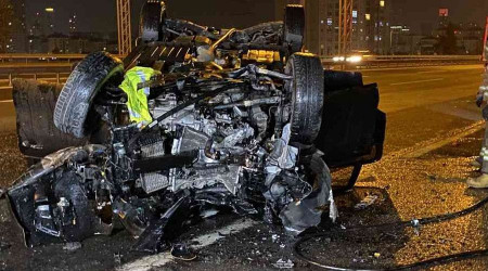 TEM Otoyolu'nda emniyet şeridindeki servis aracına çarpan cip takla attı