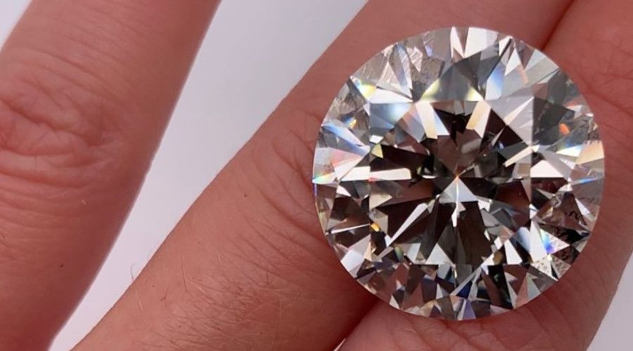 Temizlik s�ras�nda evde 2.7 milyon dolarl�k elmas y�z�k buldu