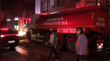 Terasta çıkan yangın geceyi aydınlattı