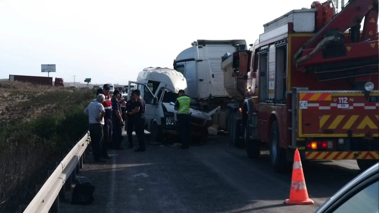 Tır ile servis minibüsü çarpıştı: 3 ölü, 8 yaralı