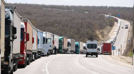 Tır şoförleri: Gümrüklerde çektiğimiz çileleri görün