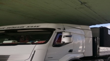 TIR, üst geçide takıldı