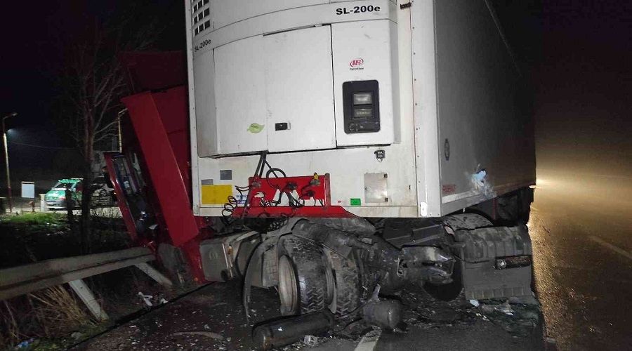 Tırın ezdiği otomobildeki 5 kişi hayatını kaybetti