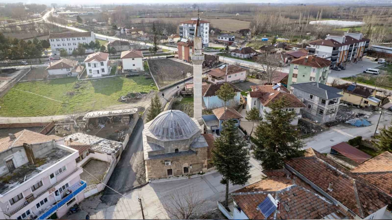 Tokat'ta y�llara meydan okuyan cami vandallara direnemedi