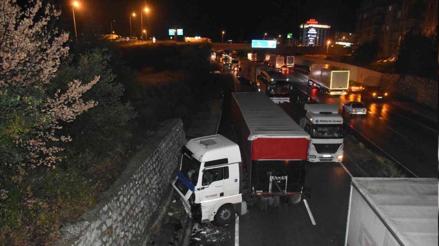 Tosya'da 6 tırın karıştığı kaza