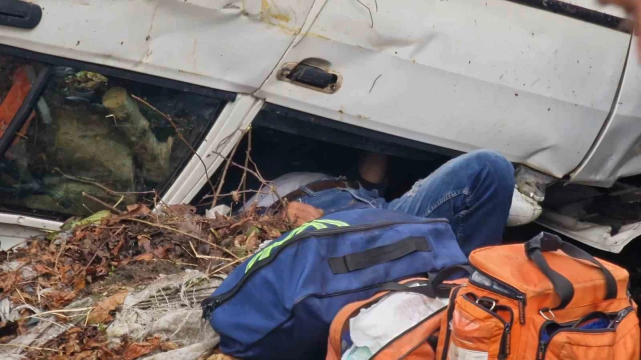 Trabzon'da otomobil dereye uçtu: 2 yaralı