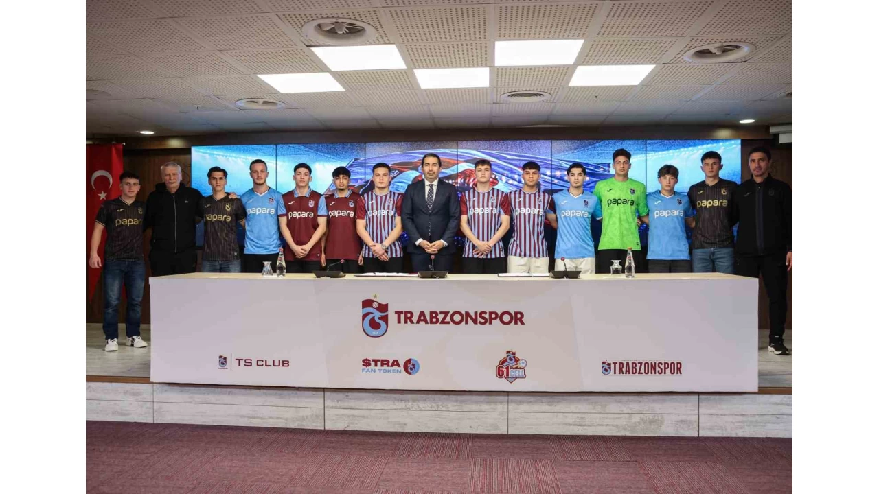 Trabzonspor 13 futbolcu ile profesyonel s�zle�me imzalad�