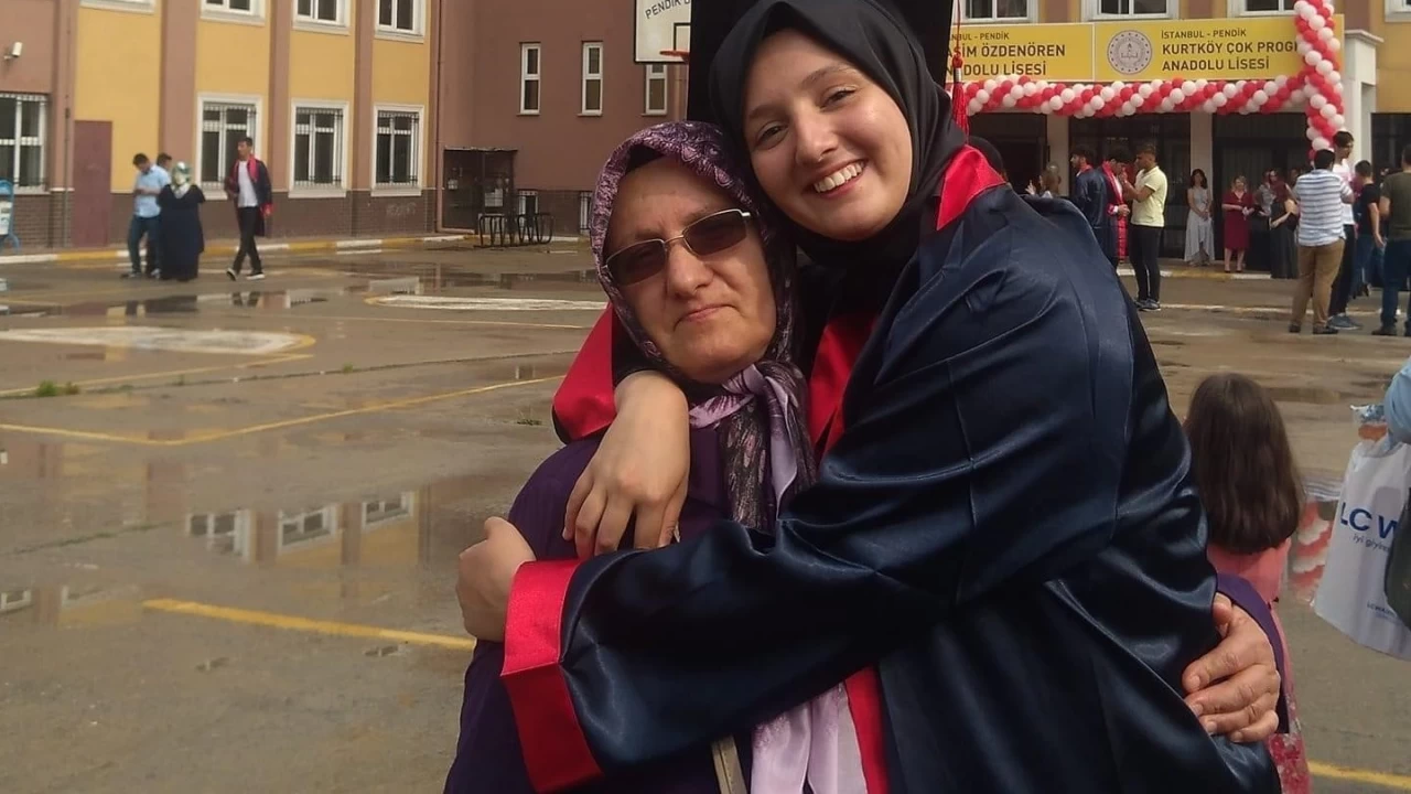 Trabzon'un �alpazar� il�esinde bir kad�n evinin �n�nde silahla kafas�ndan vurulmu� olarak bulundu