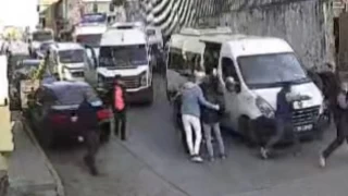 Trafikte 'neden bana çarptın' dayağı: 5 kişi baba ve oğlunu dövdü