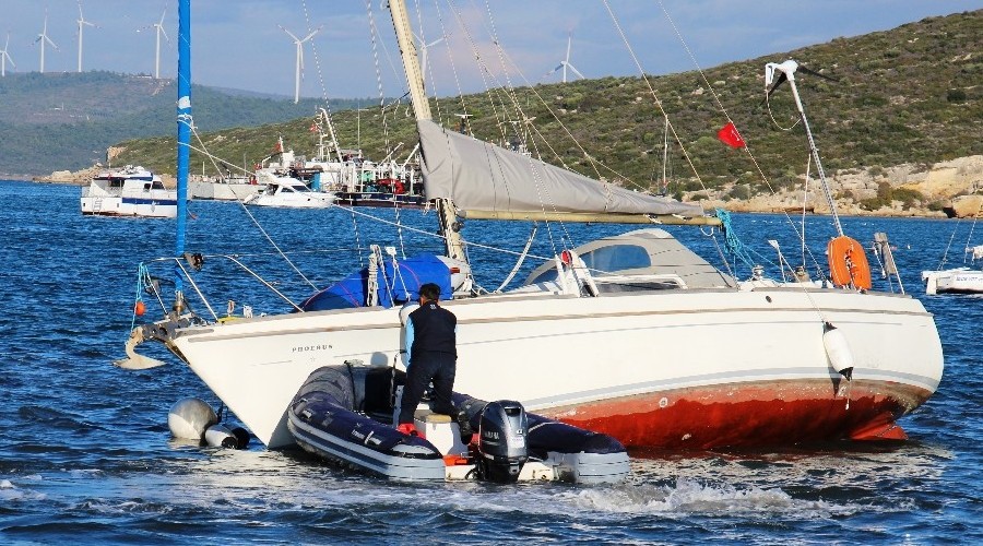 Tsunami ile sürüklenen tekneler kurtarılıyor