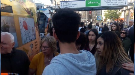 Turistler Karaköy'de birbirine girdi