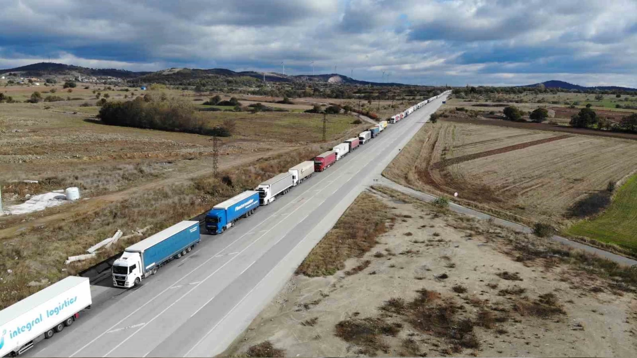 T�rkiye-Bulgaristan s�n�r�nda kilometrelerce t�r kuyru�u olu�tu