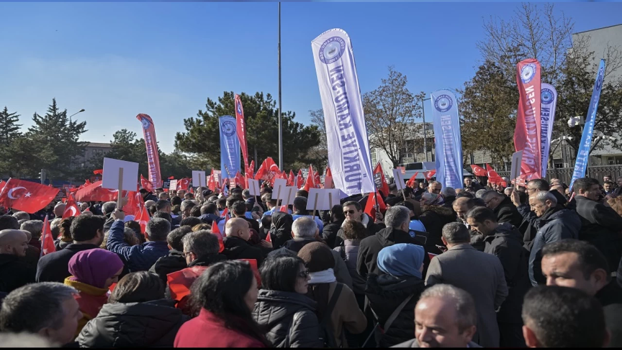 Türkiye Kamu-Sen'den "ek zam ve refah payı" talebi