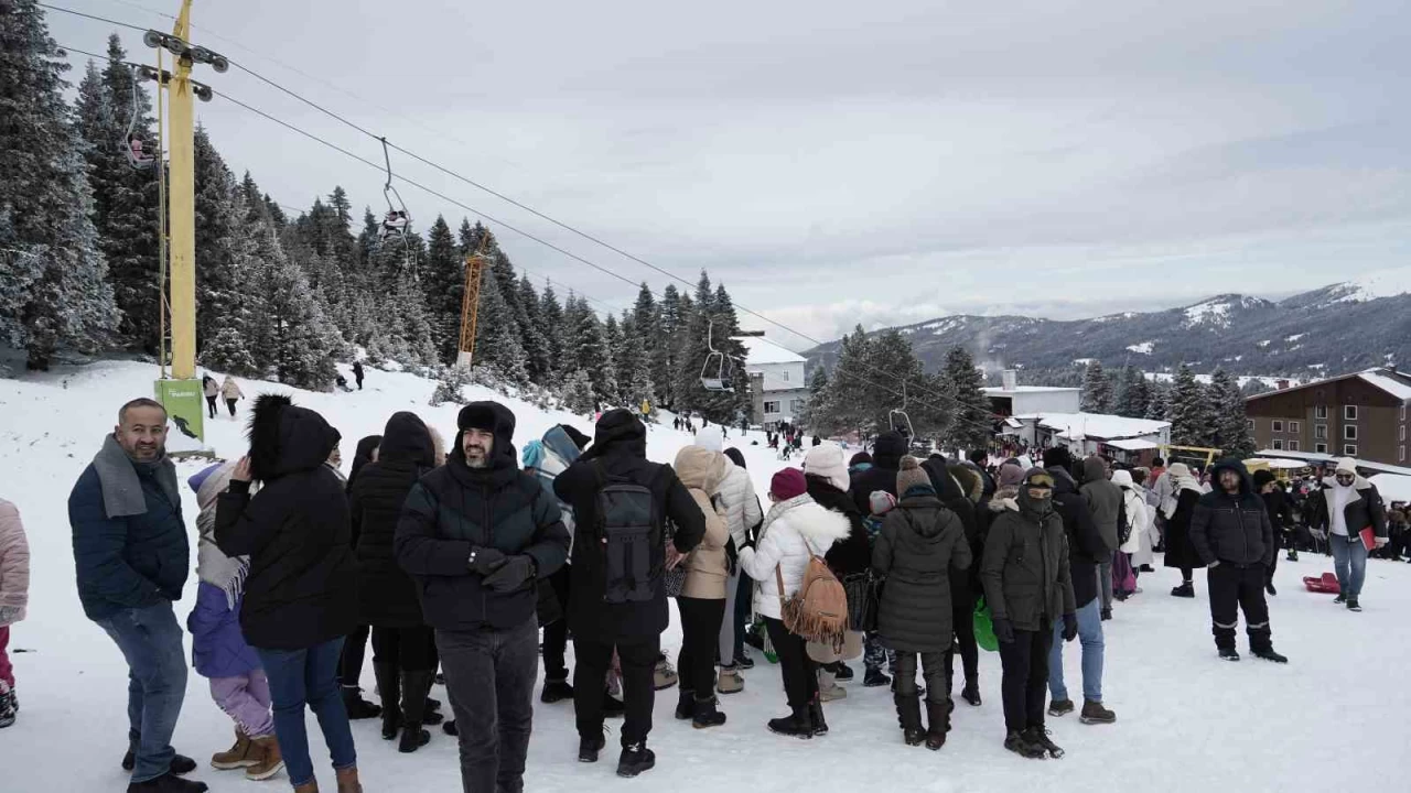 Uludağ'da teleferik ve telesiyej izdihamı kuyruğu