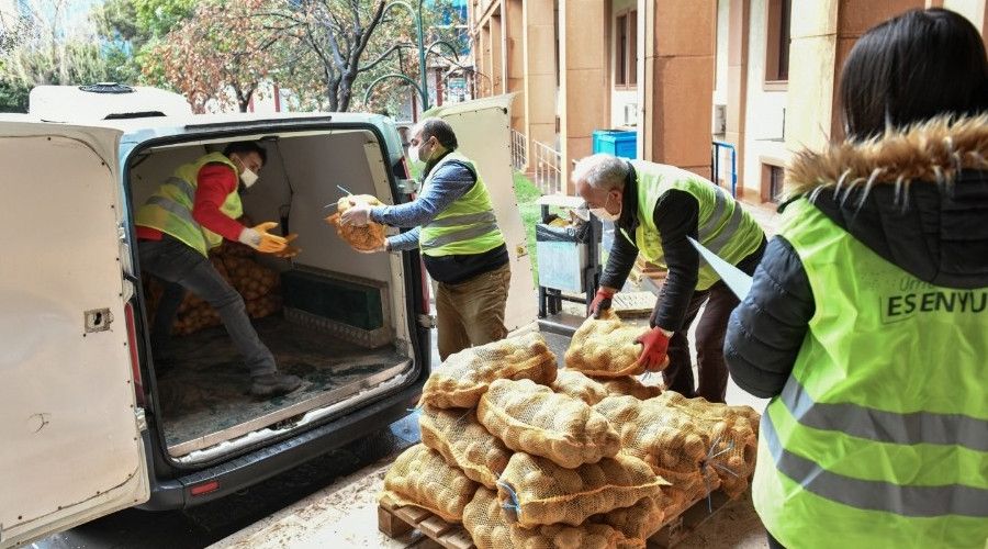 �reticinin elinde kalan patatesler da��t�l�yor