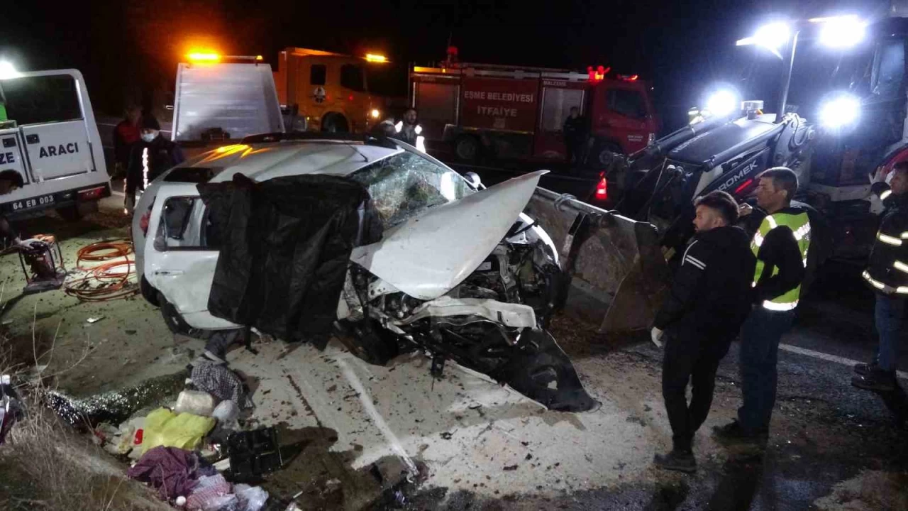 U�ak'ta iki otomobil kafa kafaya �arp��t�: 1 �l�, 2 yaral�