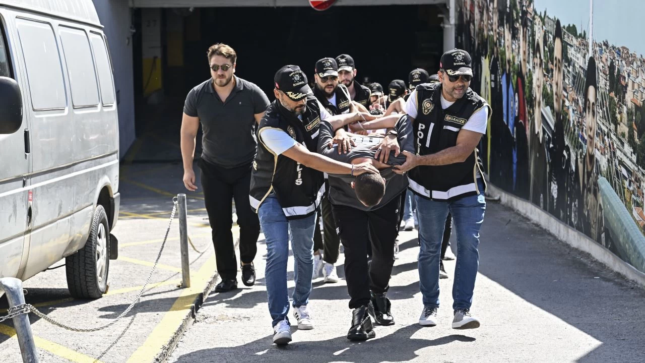Üsküdar'da bir kişinin öldüğü silahlı saldırıya ilişkin yakalanan 17 şüpheli tutuklandı